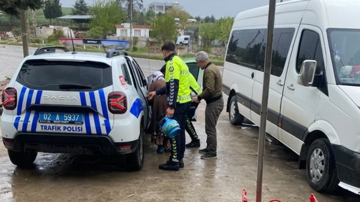 Adıyaman’da polisler yaşlı kadının tüpünü alıp evine kadar bıraktı