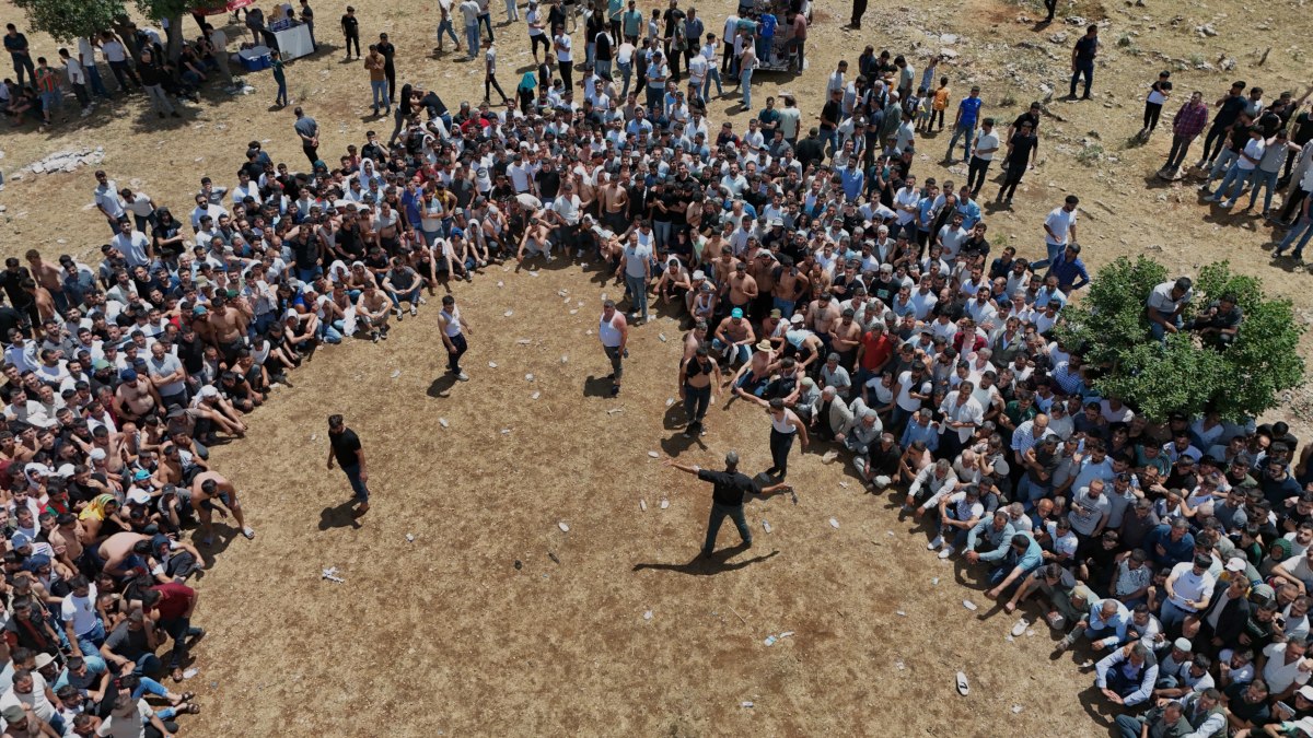 Diyarbakır’da asırlık kırbaç geleneği: Gençler festivalde birbirlerini kamçılıyor