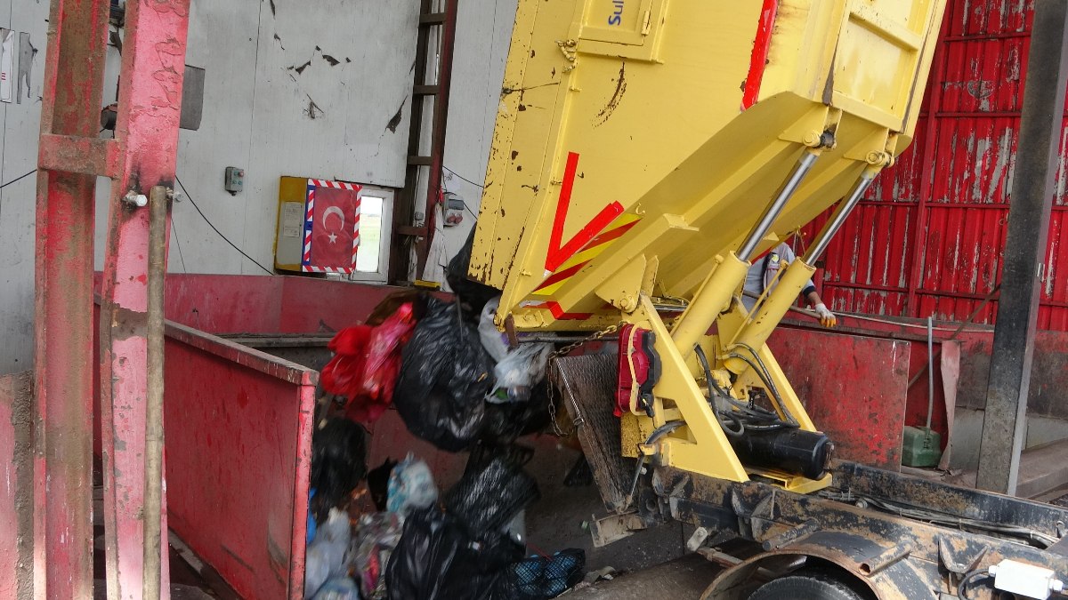 İstanbul’da yanlışlıkla çöpe atılan hatıra kolye 7 ton çöpün içinde bulundu