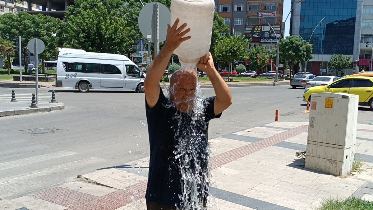 Batman’da sıcak hava bunalttı: Bidonla başına su döktü